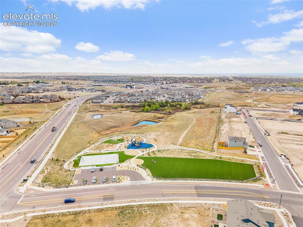 Image 3 of 48: Huge Park in walking distance