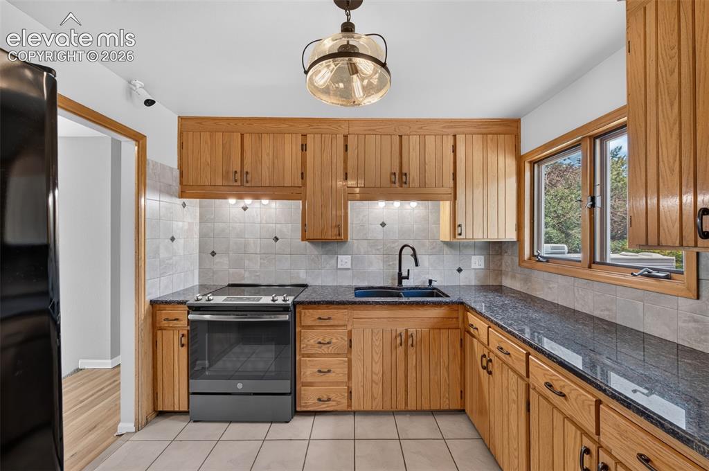 Image 13 of 43: Kitchen