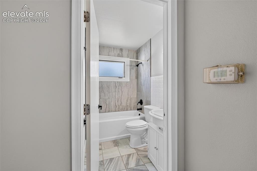 Image 15 of 43: Bathroom