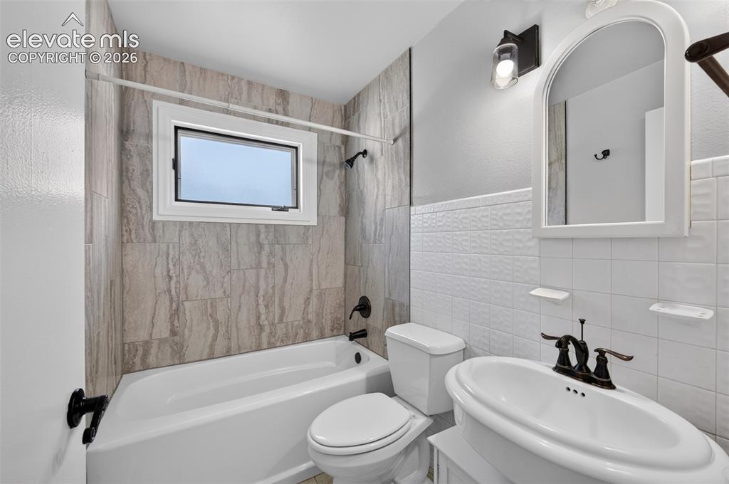 Image 16 of 43: Bathroom