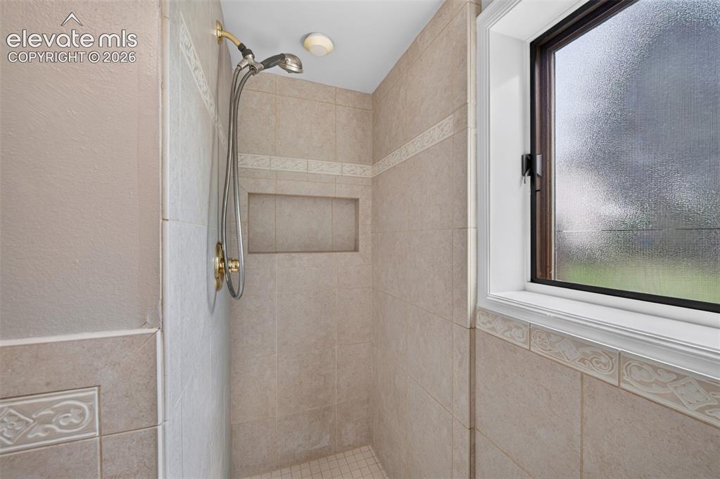 Image 26 of 43: Bathroom