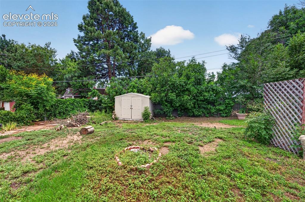 Image 36 of 43: Yard