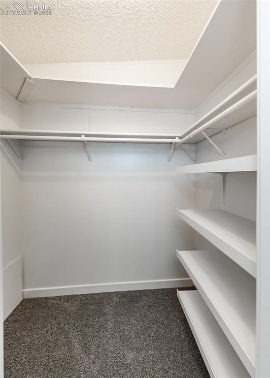 Image 15 of 50: Closet