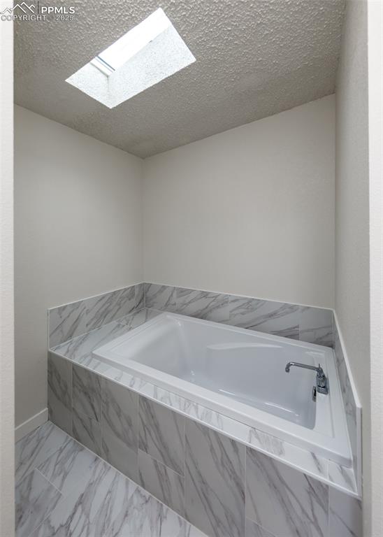 Image 18 of 50: Bathroom