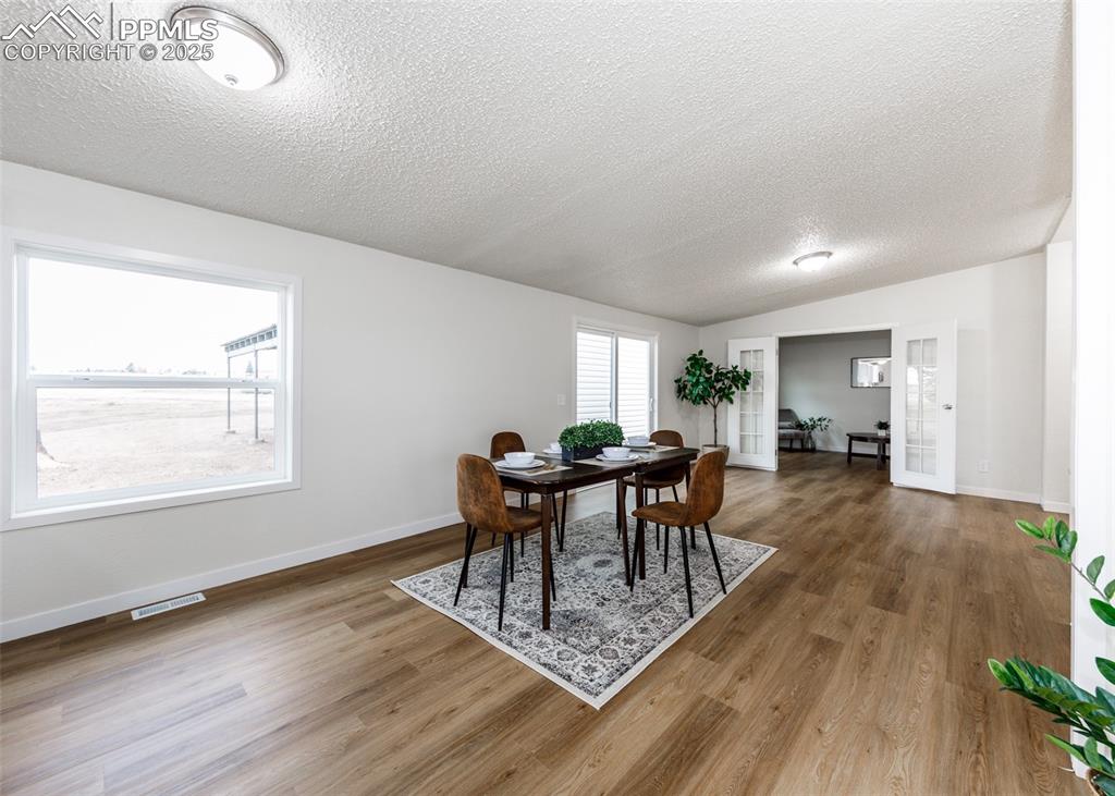 Image 19 of 50: Dining Area