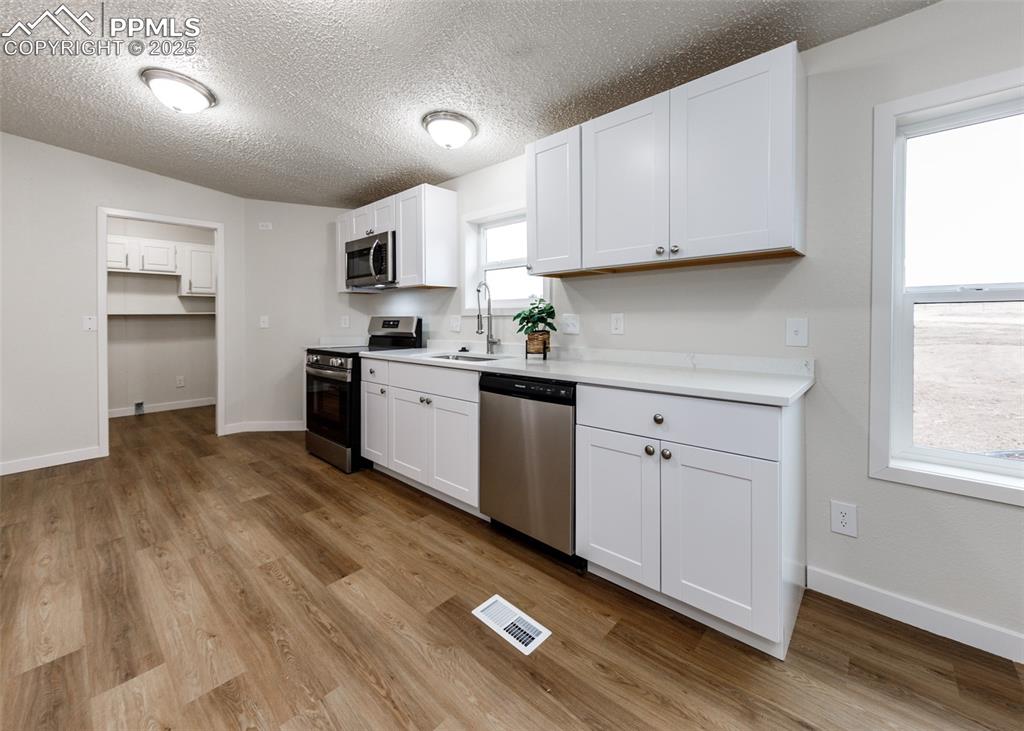 Image 24 of 50: Kitchen