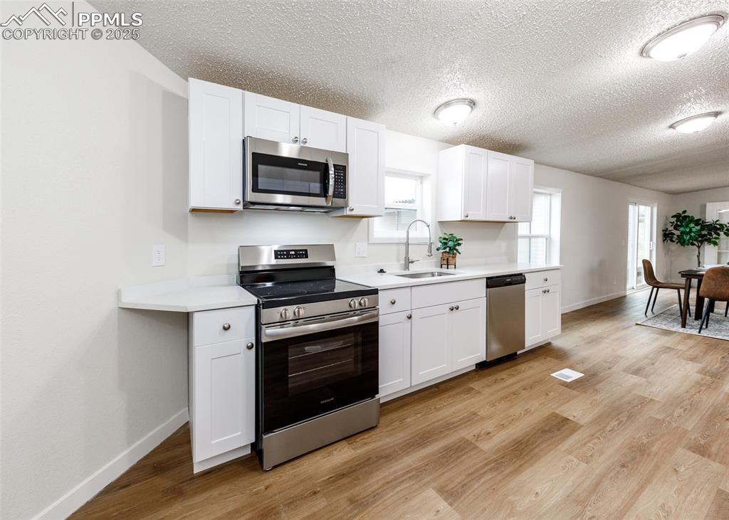 Image 25 of 50: Kitchen