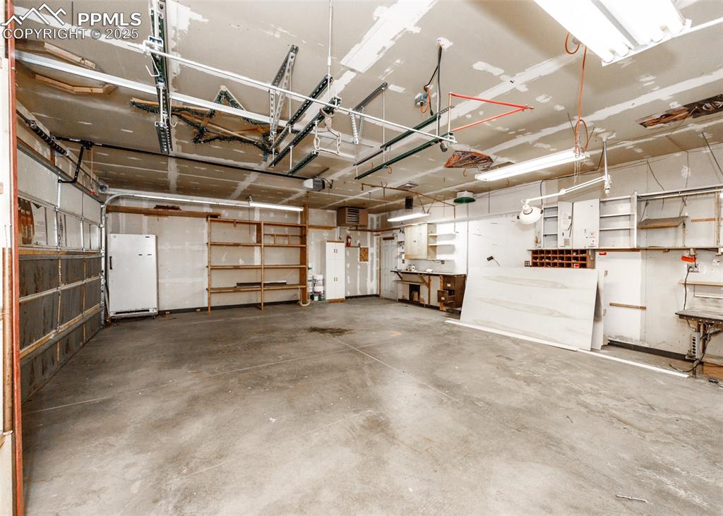 Image 49 of 50: Garage