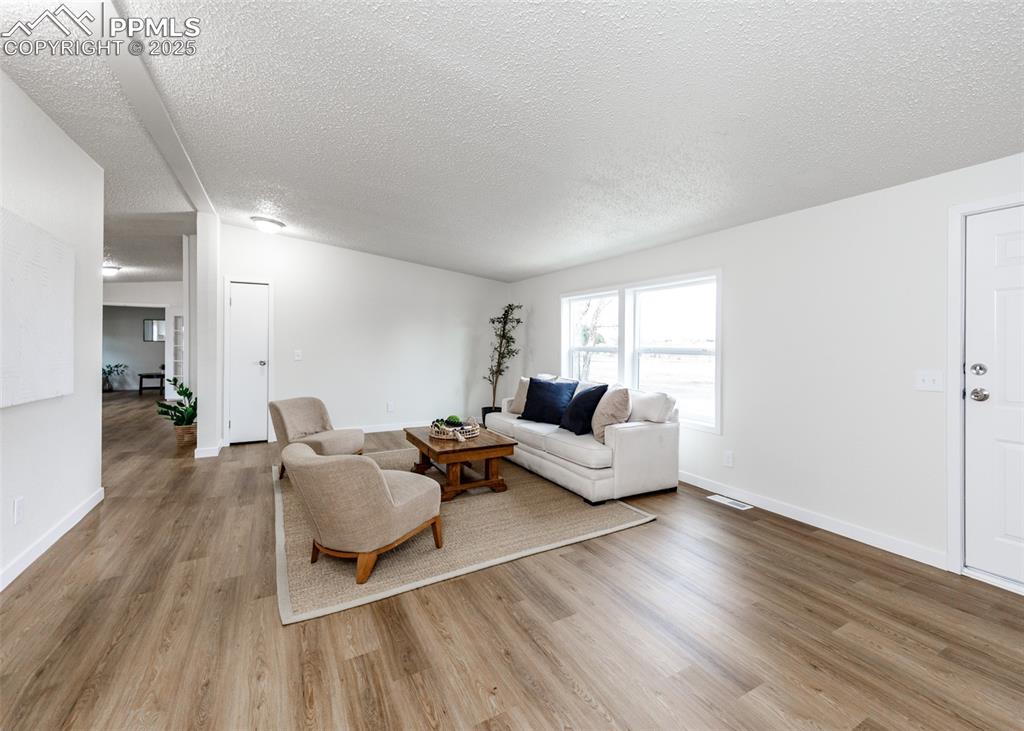 Image 6 of 50: Living Room