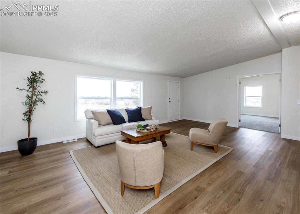 Image 7 of 50: Living Room