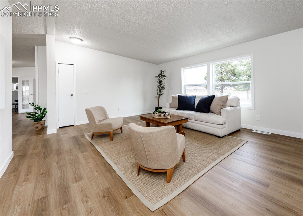 Image 8 of 50: Living Room