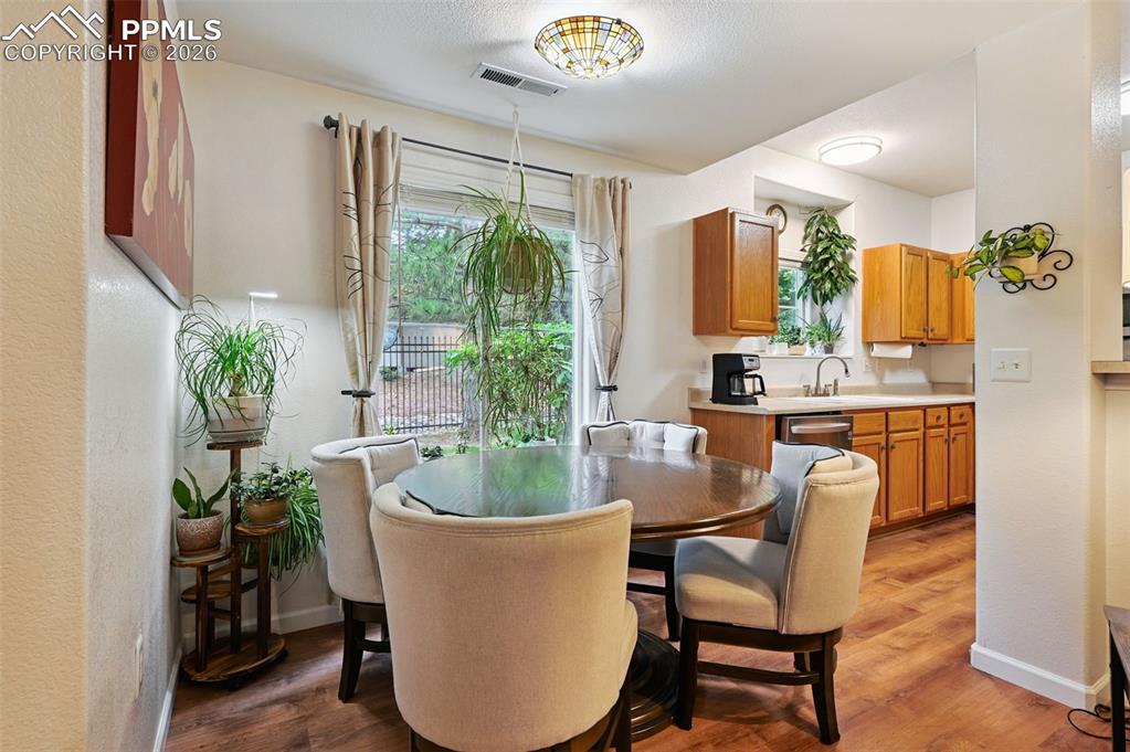 Image 15 of 22: Dining Area