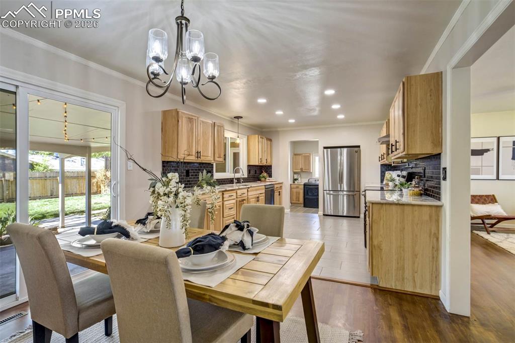 Image 14 of 49: Dining Area