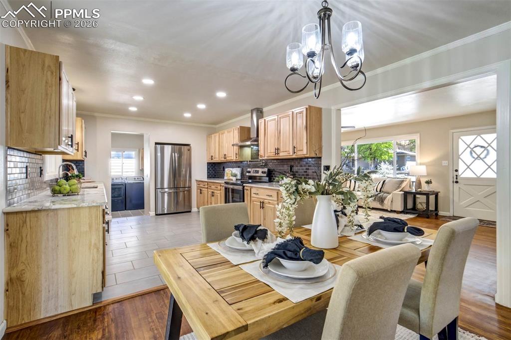 Image 15 of 49: Dining Area