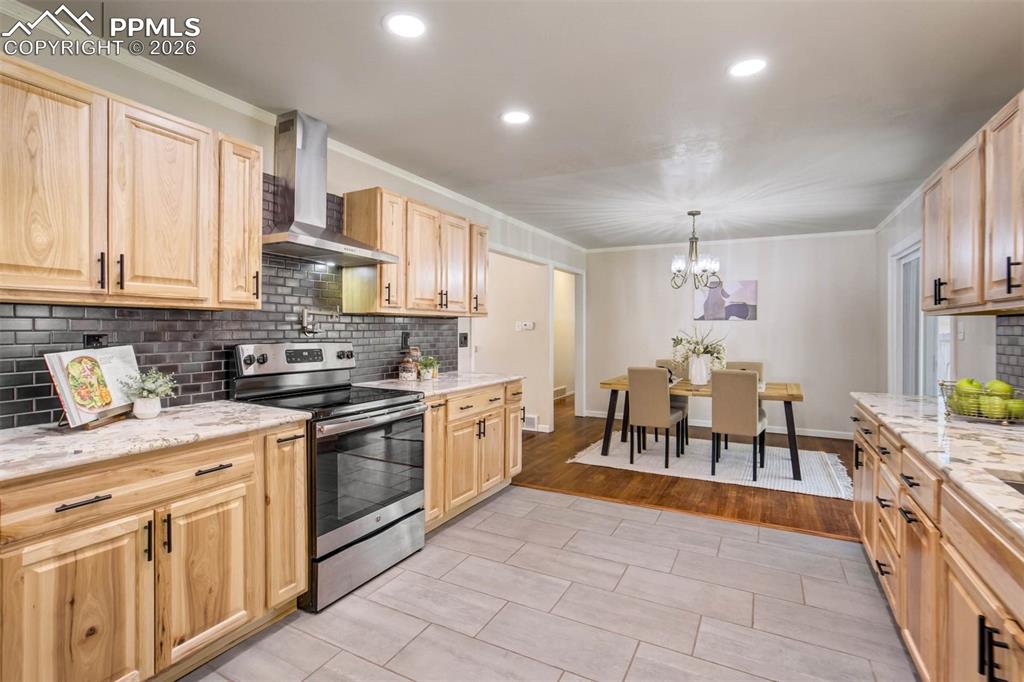Image 17 of 49: Kitchen