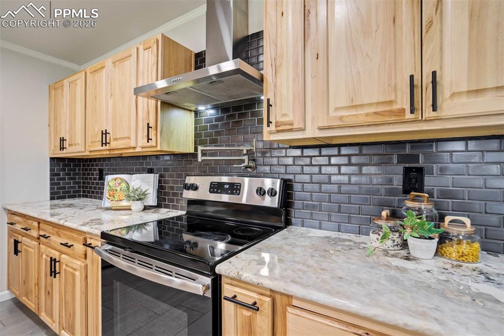 Image 18 of 49: Kitchen