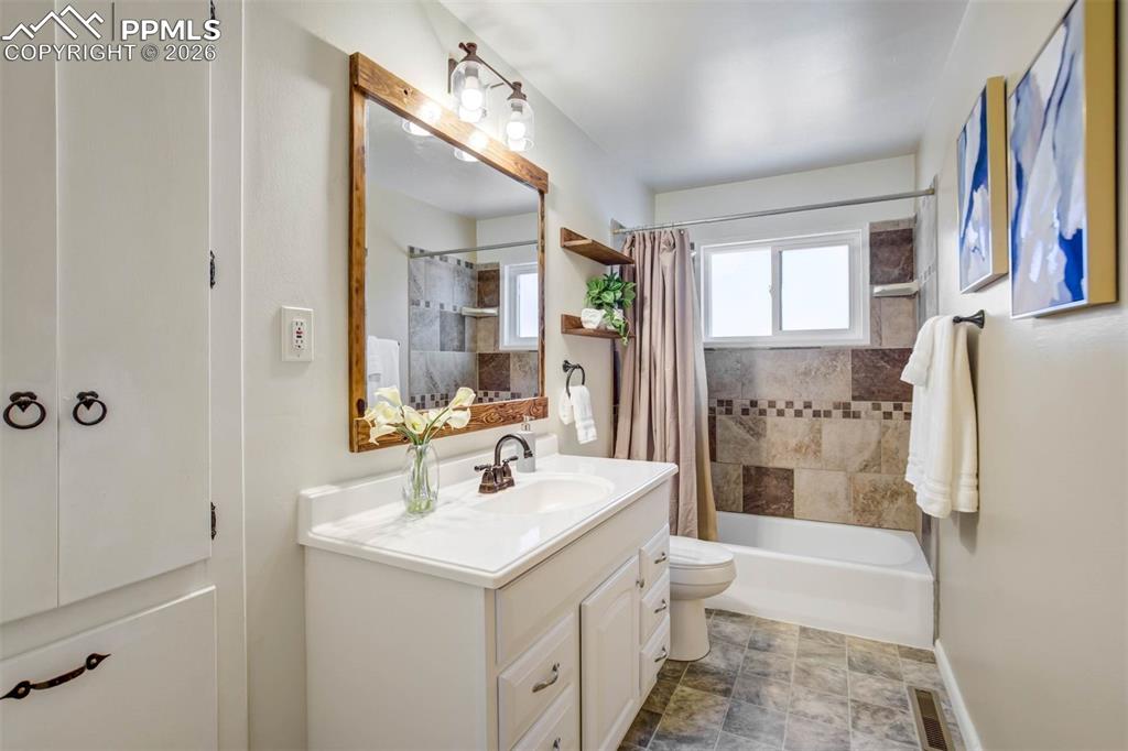 Image 34 of 49: Bathroom