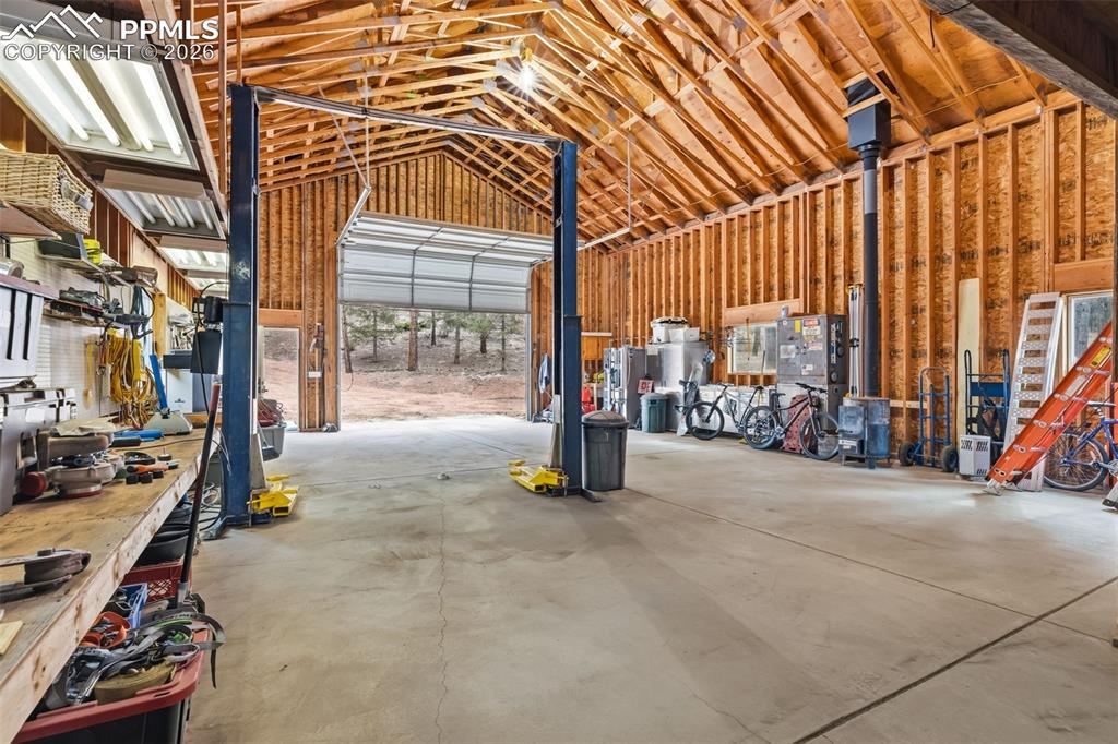 Image 17 of 39: Garage