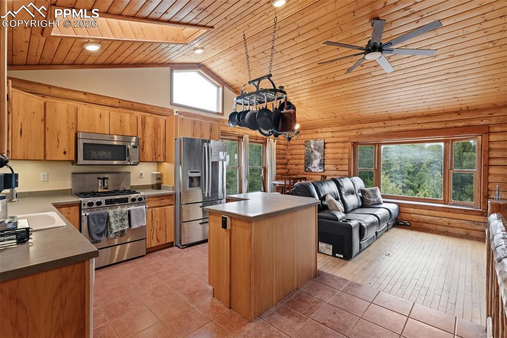 Image 19 of 39: Kitchen