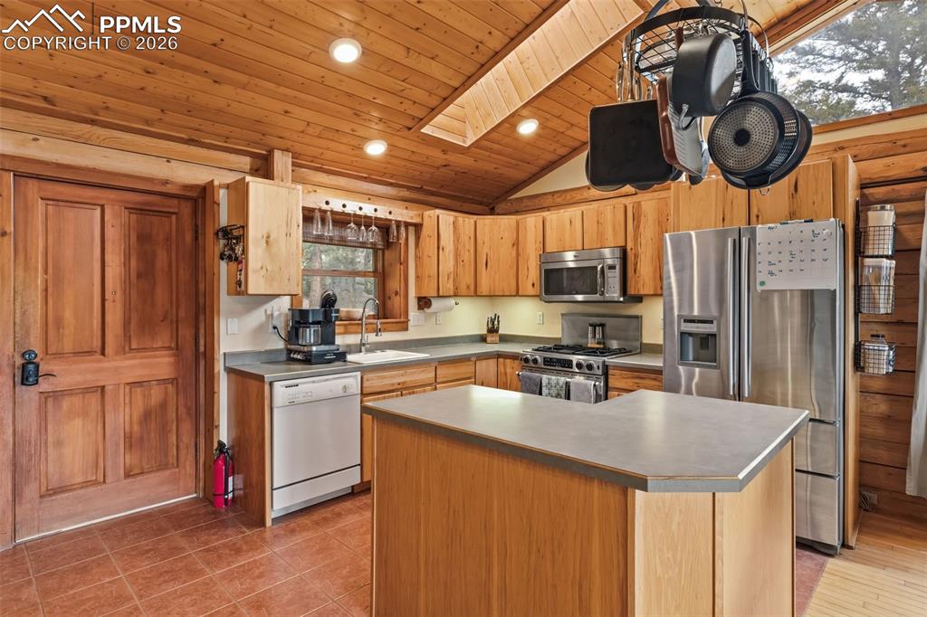 Image 20 of 39: Kitchen