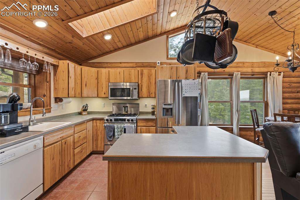 Image 21 of 39: Kitchen