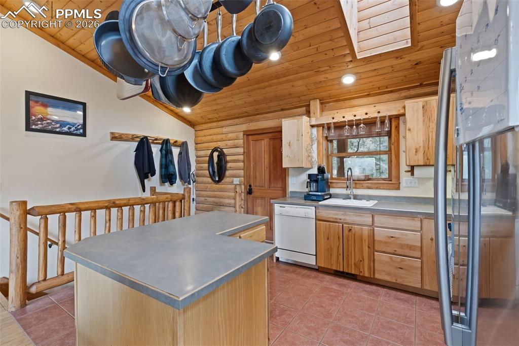 Image 22 of 39: Kitchen