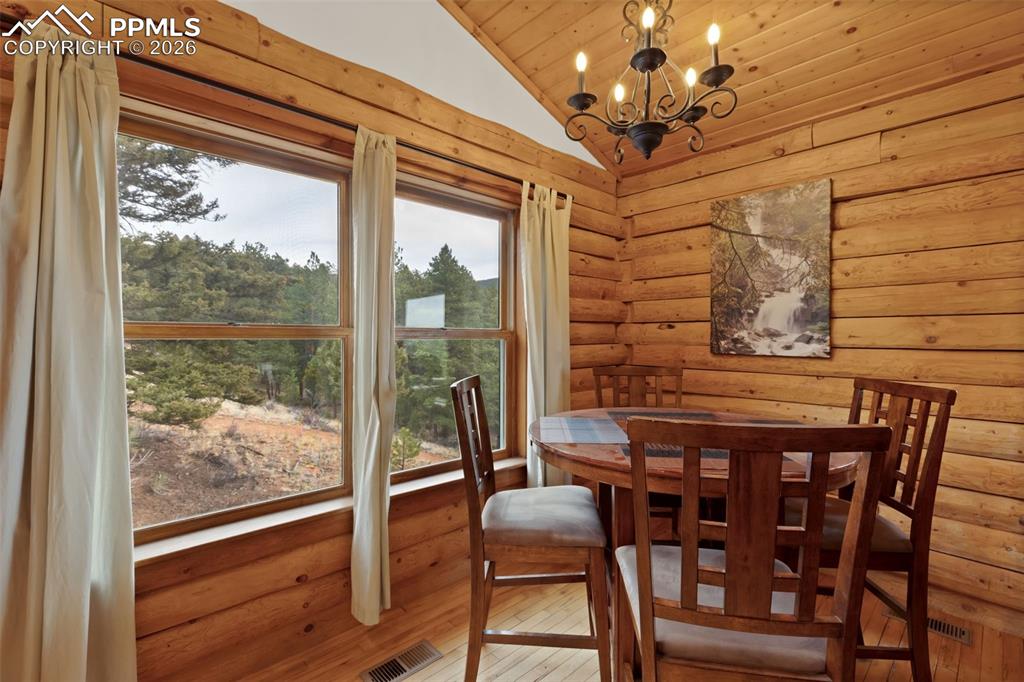 Image 23 of 39: Dining Area