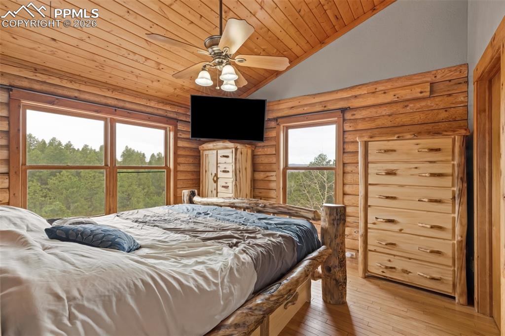 Image 27 of 39: Bedroom