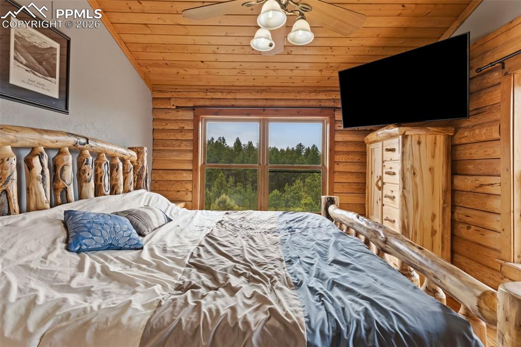 Image 28 of 39: Bedroom