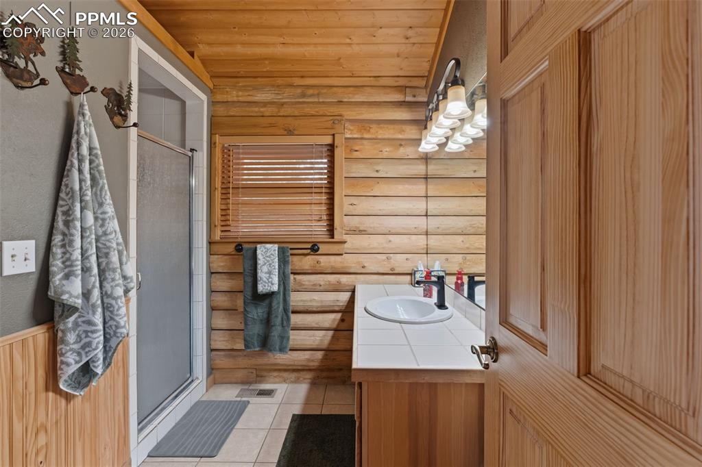 Image 30 of 39: Bathroom