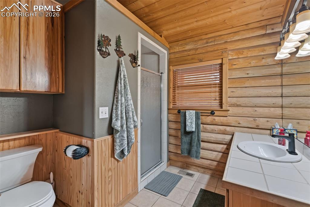 Image 31 of 39: Bathroom