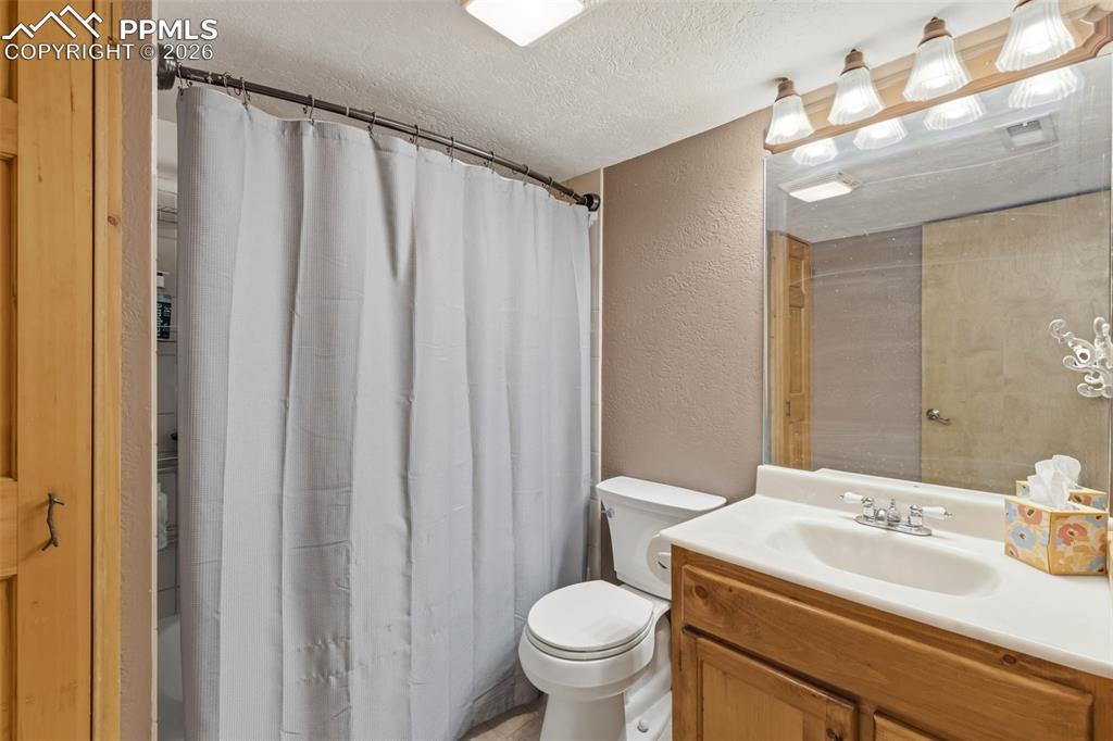 Image 35 of 39: Bathroom