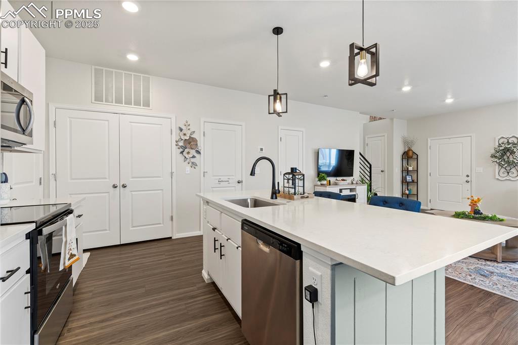 Image 10 of 21: Kitchen