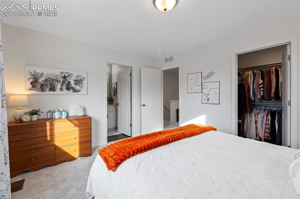 Image 16 of 21: Bedroom