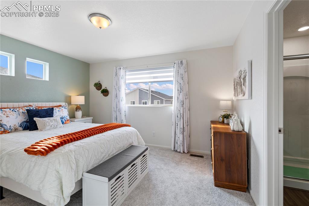 Image 17 of 21: Bedroom