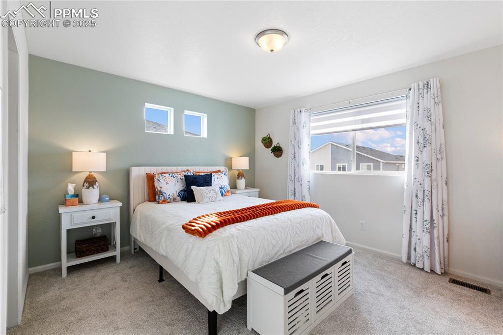 Image 18 of 21: Bedroom