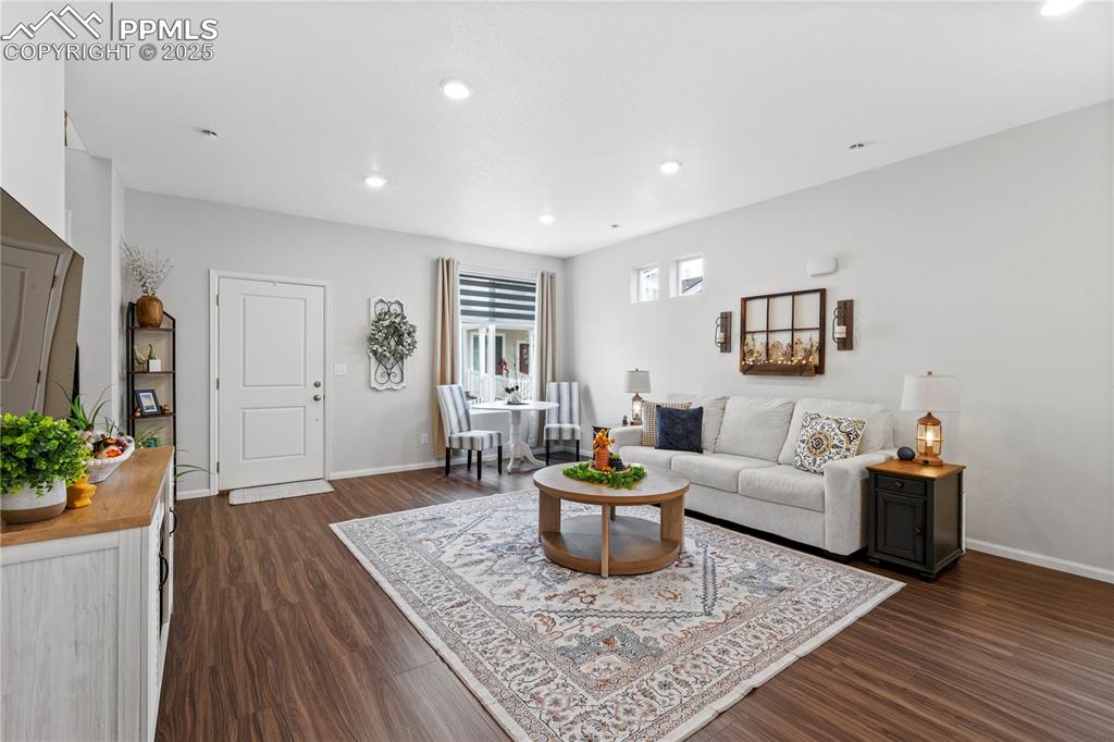 Image 5 of 21: Living Room