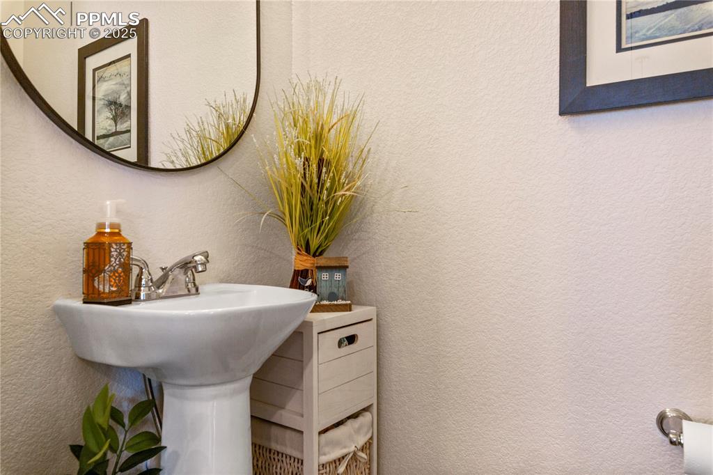 Image 7 of 21: Bathroom