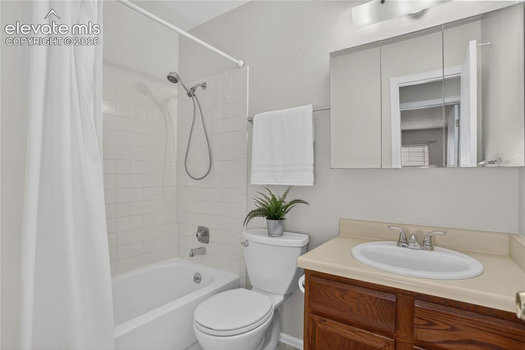 Image 16 of 21: Full guest bath - upper level