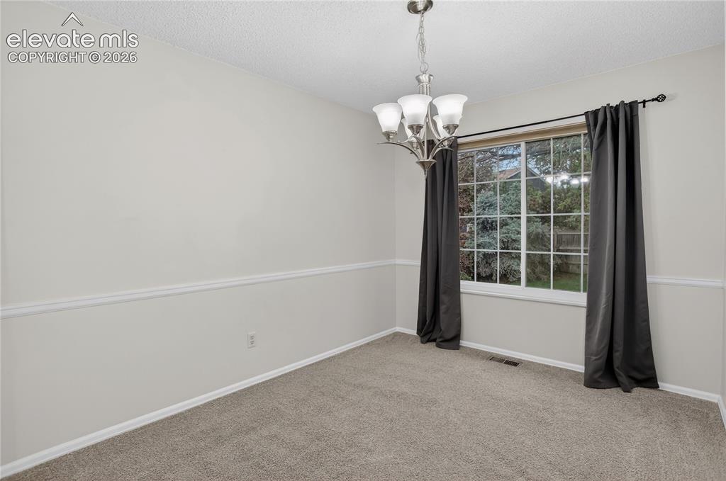 Image 4 of 21: Dining room