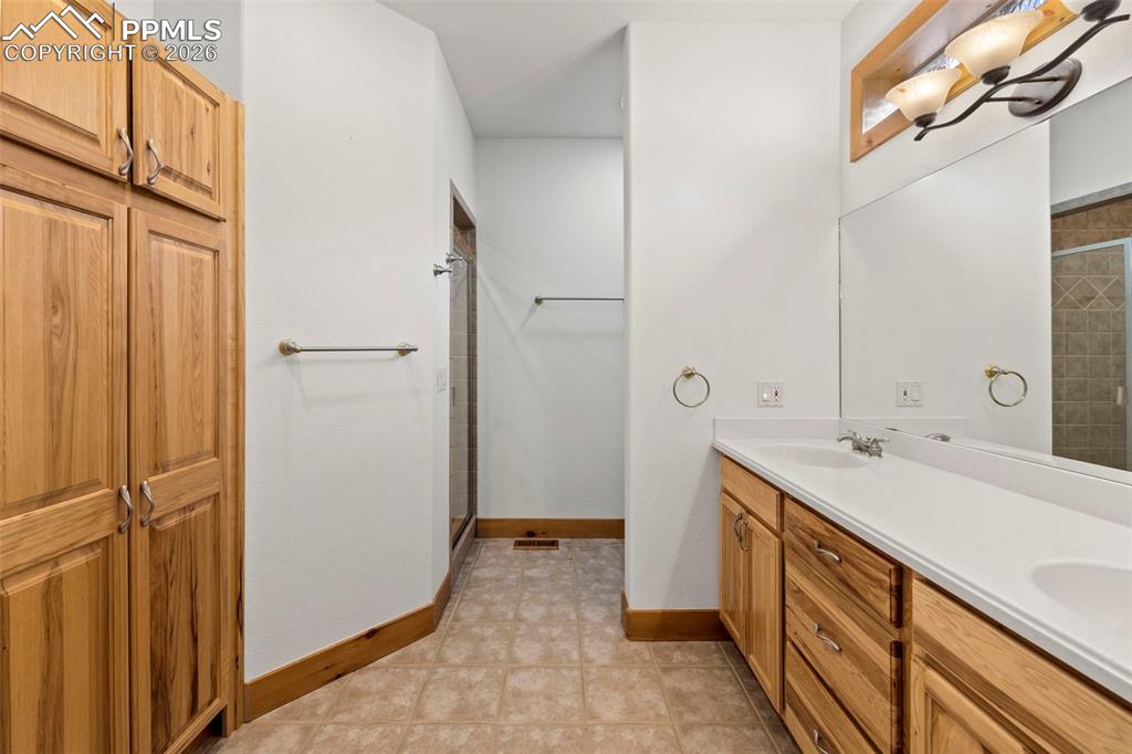 Image 28 of 50: Bathroom