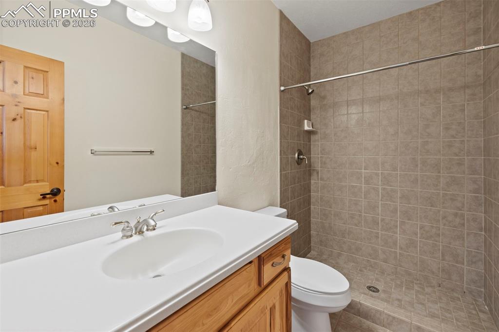 Image 38 of 50: Bathroom