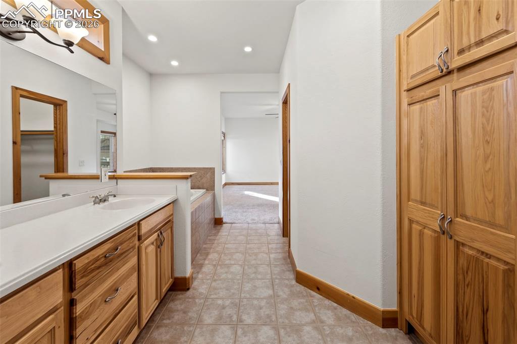 Image 4 of 50: Bathroom