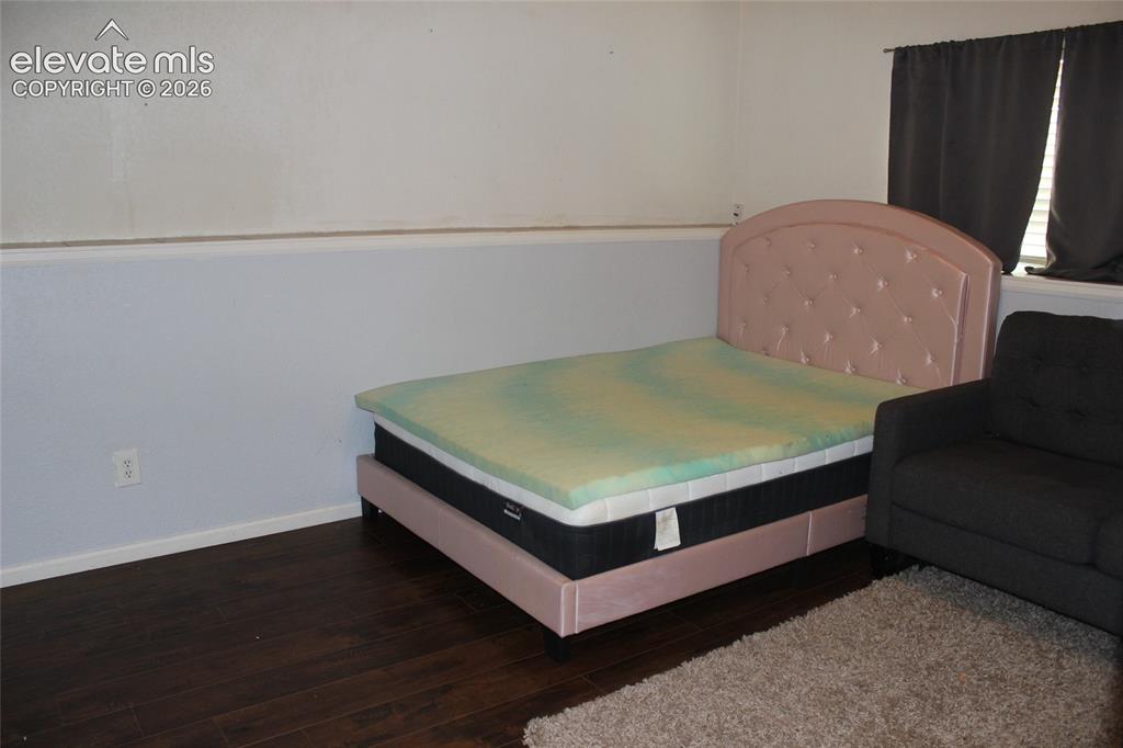 Image 23 of 30: Bedroom