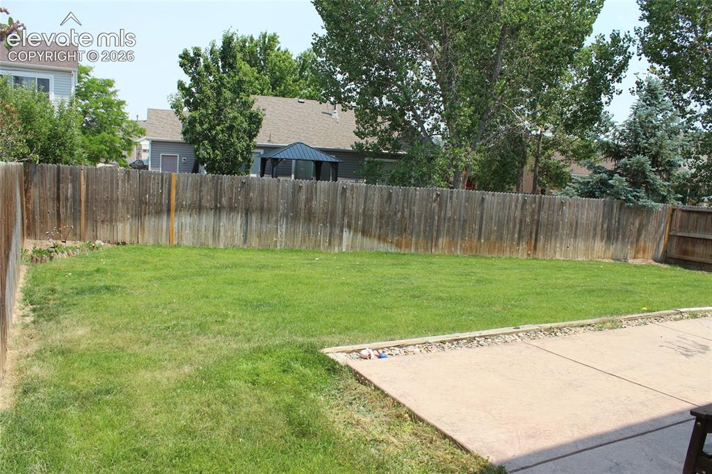 Image 42 of 48: Yard