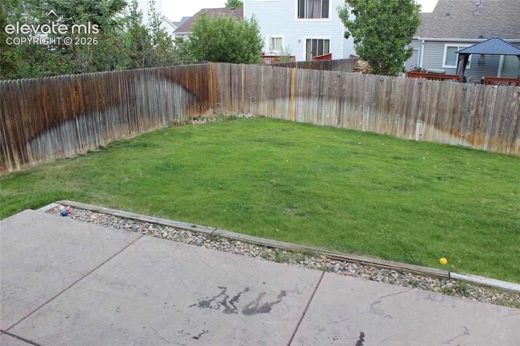 Image 43 of 48: Yard