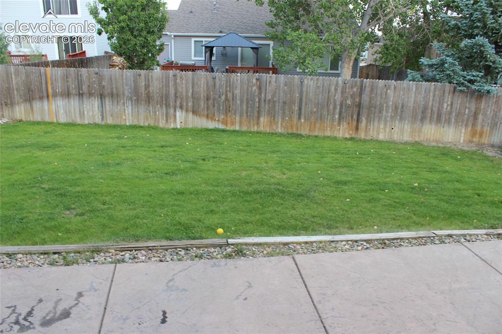 Image 44 of 48: Yard