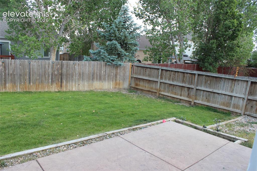 Image 45 of 48: Yard