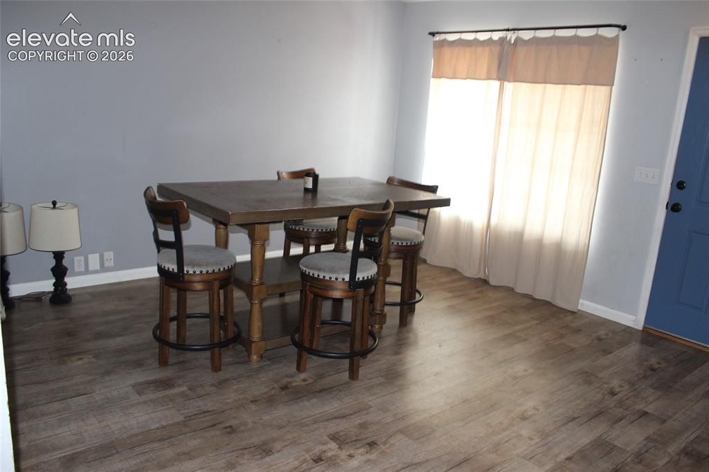Image 7 of 30: Dining Area