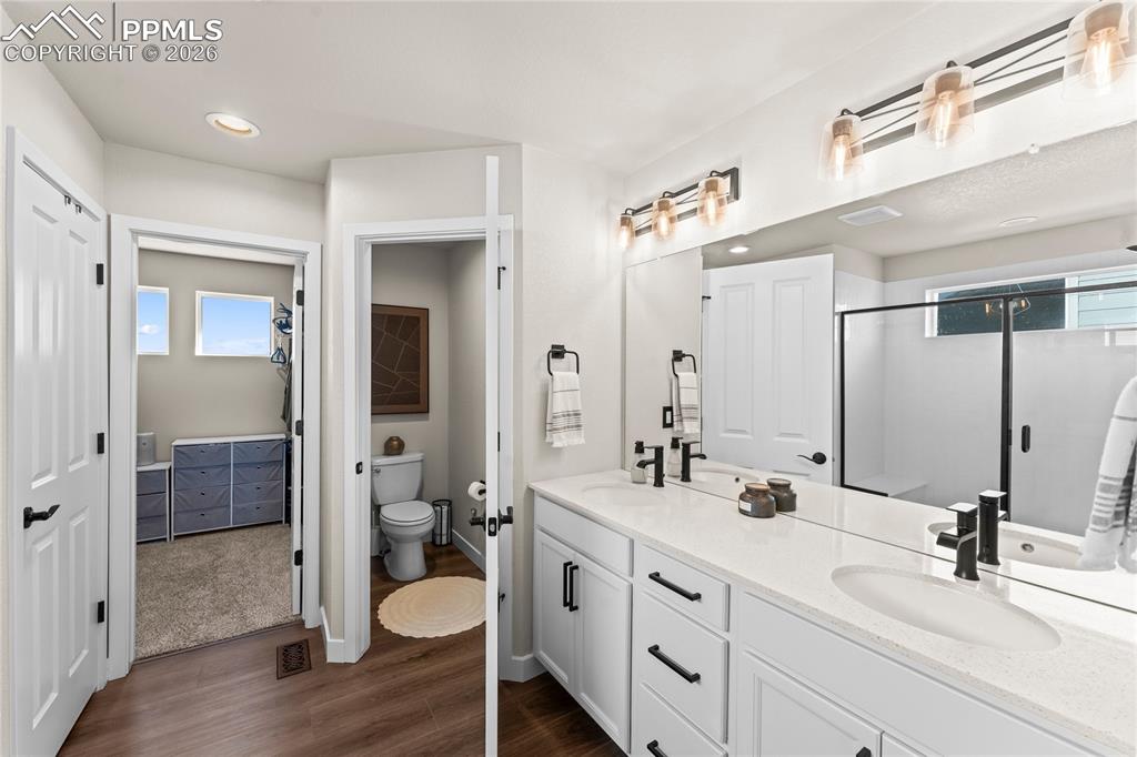 Image 23 of 49: Bathroom